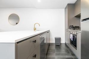 Nhà bếp/bếp nhỏ tại Ideal 2BR Apt in the Heart of Braddon - Hosted by Canstay