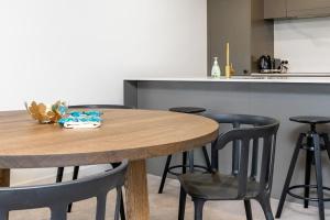 Dapur atau dapur kecil di Ideal 2BR Apt in the Heart of Braddon - Hosted by Canstay