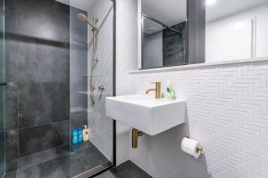 Bilik mandi di Ideal 2BR Apt in the Heart of Braddon - Hosted by Canstay