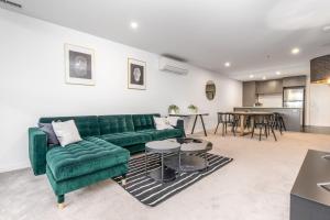Nhà bếp/bếp nhỏ tại Ideal 2BR Apt in the Heart of Braddon - Hosted by Canstay