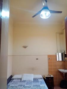 Postel nebo postele na pokoji v ubytování Triomphe Hostel