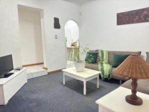 Μια τηλεόραση ή/και κέντρο ψυχαγωγίας στο Busa House One bedroom Unit