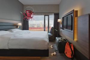 Katil atau katil-katil dalam bilik di Moxy Amsterdam Houthavens