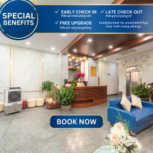 ニャチャンにあるStarLight Nha Trangのロビーに青いソファが置かれた店舗の広告