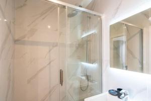 une salle de bain avec douche et lavabo dans l'établissement Luxurious Apartment with Stylish Design and Comfort - 104, à Paris
