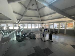 a gym with treadmills and ellipticals in a room at MOBILE HOME 3 CHAMBRES TERRASSE 50 M2 in Seignosse
