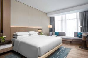 Postel nebo postele na pokoji v ubytování Courtyard by Marriott Shenzhen Bao'an
