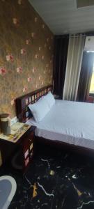 Sukh Sagar Hotel客房内的一张或多张床位