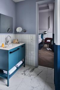 プラハにあるFalkensteiner Boutique Hotel Pragueのバスルーム(シンク、青いキャビネット付)