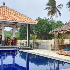 Бассейн в Rumah Pantai Krui или поблизости