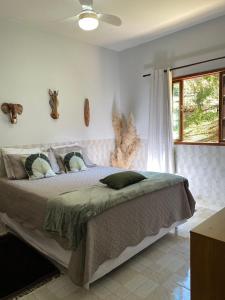 Un dormitorio con una cama y una ventana en Pousada Casa Primitivus, en Pedra Menina