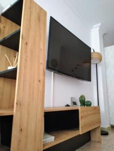 ein Flachbildfernseher auf einem hölzernen Entertainment-Center in der Unterkunft La Cabaña de la Antilla II in La Antilla