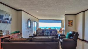 Χώρος καθιστικού στο Trio Towers Beach View Apartment