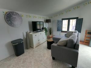 Telewizja i/lub zestaw kina domowego w obiekcie Cortijo naturista con vistas-clothing optional