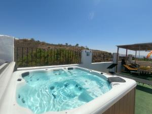 Basen w obiekcie Cortijo naturista con vistas-clothing optional lub w pobliżu