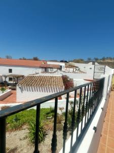 widok na patio z balkonu domu w obiekcie Cortijo naturista con vistas-clothing optional w mieście Oria