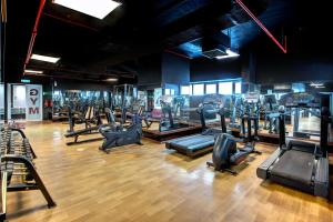 ein Fitnessstudio mit vielen Laufbändern und Cardiogeräten in der Unterkunft City Stay Premium Hotel Apartments in Dubai + 45 Fotos