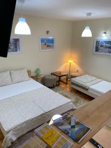 Postel nebo postele na pokoji v ubytování Apartmani Jelica FREE PARKING