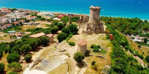 eine Luftaufnahme einer Stadt mit einem Turm in der Unterkunft Casa Ester in Ascea