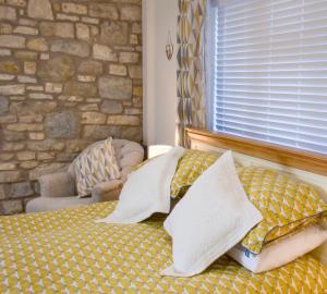 Postel nebo postele na pokoji v ubytování Guest Suite King Bed in Chew Valley Bath Somerset