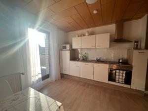 Kuchyň nebo kuchyňský kout v ubytování Ruhige Wohnung im Leinebergland