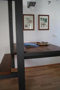 ジェノヴァにあるLoft all'Acquarioのテーブル付きの部屋のベッド1台