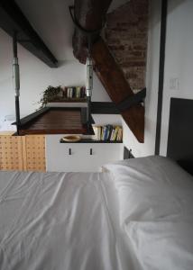 ジェノヴァにあるLoft all'Acquarioのベッドルーム1室(ベッド1台、テーブル、本付)