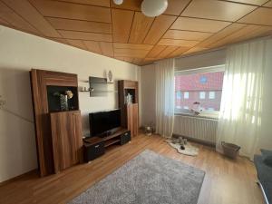 TV a/nebo společenská místnost v ubytování Ruhige Wohnung im Leinebergland