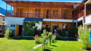 una casa con giardino fiorito in cortile di Guest House Waterfall a Mazeri