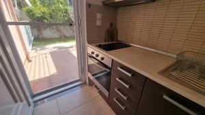 Kuchyň nebo kuchyňský kout v ubytování Ionian Dream Home