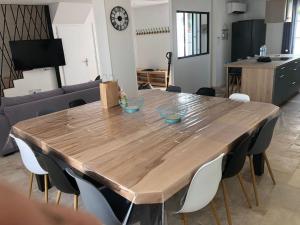 奥雷龙圣但尼Grande maison de vacances récente的客厅配有一张木桌和椅子