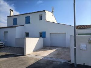 奥雷龙圣但尼Grande maison de vacances récente的带车库的白房子