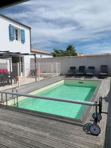 奥雷龙圣但尼Grande maison de vacances récente的木制甲板上的小型游泳池