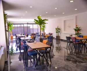 a restaurant with tables and chairs in a room at Vizyon Life Pansiyon in Elazığ