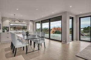 a kitchen and dining room with a table and chairs at Feriested ved Strand & svaberg in Kristiansand +15 photos
