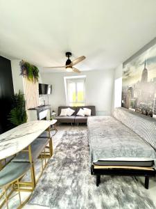 a bedroom with a bed and a couch at Disneyland et PARIS F2 a Thorigny tout Confort in Thorigny-sur-Marne