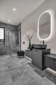 a bathroom with a sink and a mirror at Feriested ved Strand & svaberg in Kristiansand