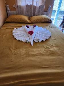Giường trong phòng chung tại Rose Hideaway