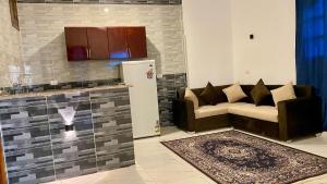 un soggiorno con divano e frigorifero di villa Sun Wing - Guest House a Luxor