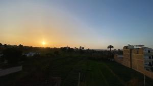 Alba o tramonto visti dall'interno dell'affittacamere o dai dintorni
