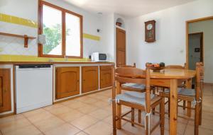 Dapur atau dapur kecil di Gorgeous Home In Tarascon With Wifi