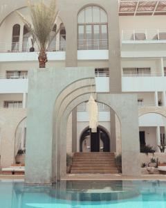 Bazén v ubytování OCEAN BLUE HOTEL & RESORT -Jbeil nebo v jeho okolí