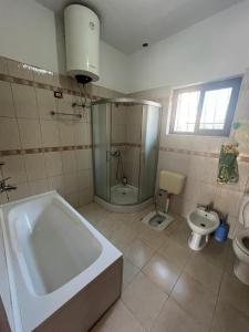 Ένα μπάνιο στο Villa Vucaj