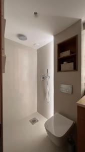 Ένα μπάνιο στο Prina Stone Retreat