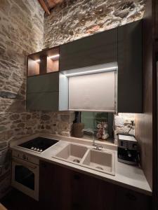 Η κουζίνα ή μικρή κουζίνα στο Prina Stone Retreat