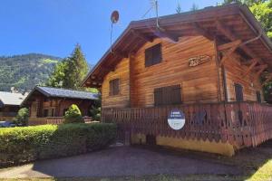 シャテルにあるChalet Le Saint Bernard - Sauna - Alp'in C - Châtelの丸太小屋