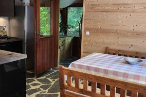 シャテルにあるChalet Le Saint Bernard - Sauna - Alp'in C - Châtelの大皿が置かれたテーブルのあるキッチン