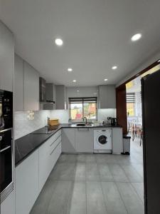 Køkken eller tekøkken på 200M - Train Station Barrinha Beach House & Pool