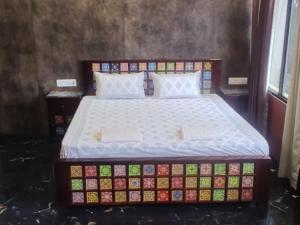 Sukh Sagar Hotel客房内的一张或多张床位