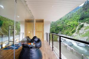 Imagen de la galería de SaffronStays Tirthan Twins - Aurora and Minerva, en Gushaini